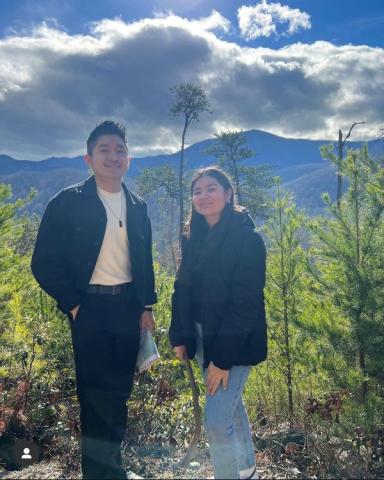 Luz Vázquez standing outdoors with a friend.