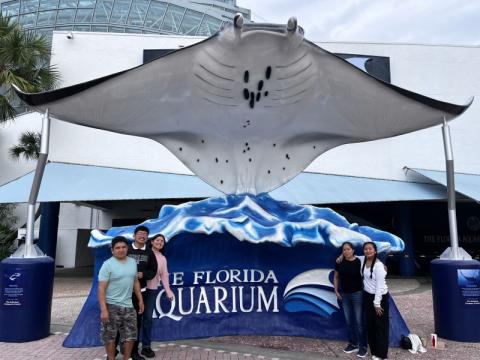 Luz Vázquez at an aquarium.